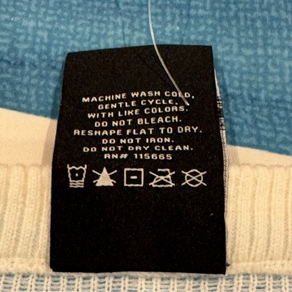 Women’s NWT Sanrio Hello Kitty Cropped Christmas Pullover Sweater: M - Picture 7 of 9